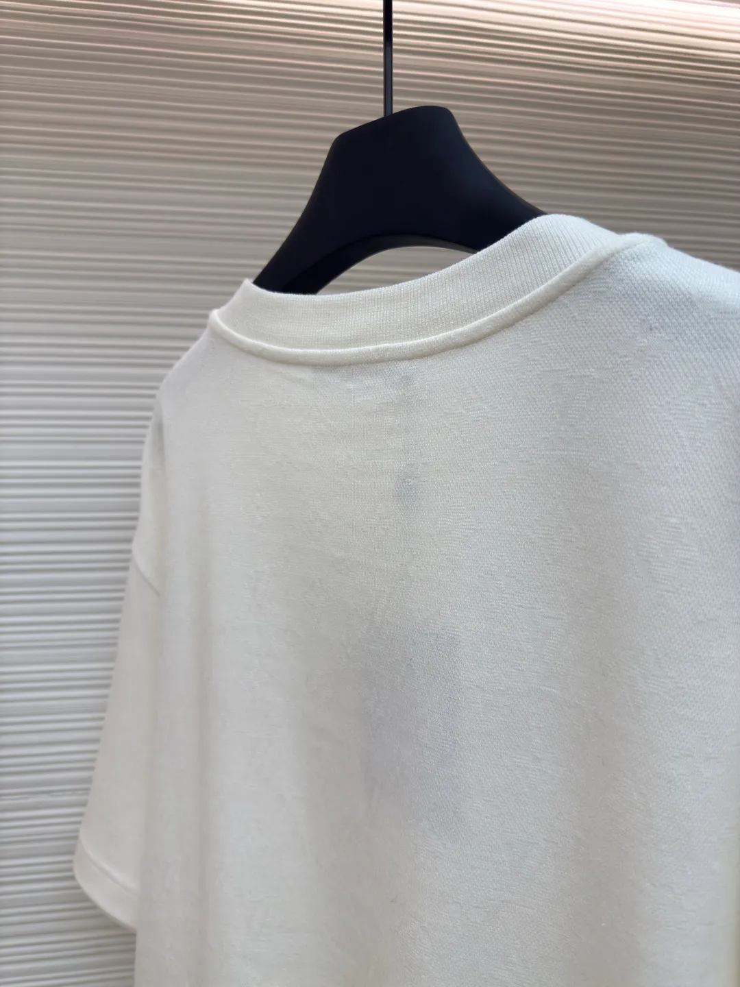 LOUIS VUITTON Pocket jacquard short sleeves ●Authentic product: purchased and developed for 8500 ●Item number: 1680117-A35 ●Fabric: pure cotton fabric ●Technology: jacquard knitting ●Version: fitted version ●Weight: about 345 grams ●Size: XS-S-M-L ●Description: Use 18-needle upper and lower cotton jacquard knitted fabric, weight 300g. Disassemble the original version to analyze the type of machine for yarn parameters. Manually count the needles and draw the pattern. The jacquard fabric is woven by Fukuda machine imported from Japan. The solid color part uses an 18-needle double-sided jacquard machine to weave the pique fabric. The jacquard and solid color fabrics are proportioned according to the amount of each piece. The two fabrics are the same The vat dyeing ensures that there is no color difference in the finished fabric. Overflow vat rope dyeing is used. The edge of the finished fabric is over-positioned and the weft adjuster is used to adjust the weft and slant to ensure that the pattern of the finished fabric is consistent with the size of the Y version. The front + sleeves are made of solid pique fabric, and the back pocket is made of jacquard fabric. The pocket letters are centered and positioned to take out the pieces. The thread is made of 40s double-ply cotton yarn and the flat collar is woven on a horizontal machine. The overall wiring is straight and delicate, the fabric is comfortable and soft, and the color is consistent without color difference. It can be matched with the same style to create a fashionable look and control various occasions. Customized accessories, complete with three standards, same style for men and women!